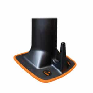 En närbild av Kemper The Hood Pro - huv med belysning och smart start/stopp, som visar den svarta plastbasen med orange kant, två hål och en upphöjd cylindrisk del som en del av enhetens design.