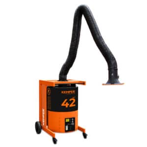En orange och svart "Kemper mobilt svetsutsug MaxiFil" industrimaskin med flexibel utsugsarm och brett munstycke, stående på fyra hjul mot en vit bakgrund.